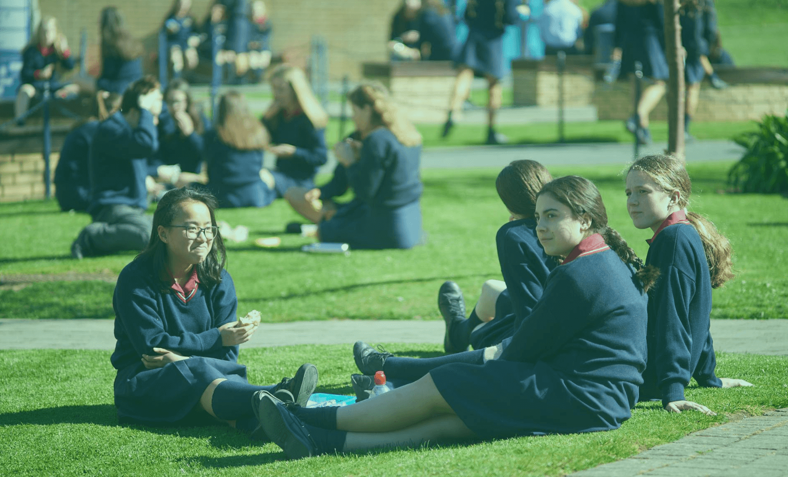 休憩時間を中庭で過ごす生徒